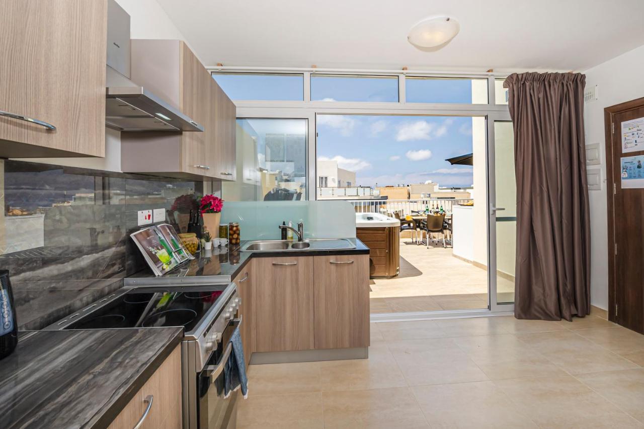 Summer Breeze Penthouse With Private Hot Tub & Terrace With Panoramic Views, By Getawaysmalta Mellieha Exterior photo